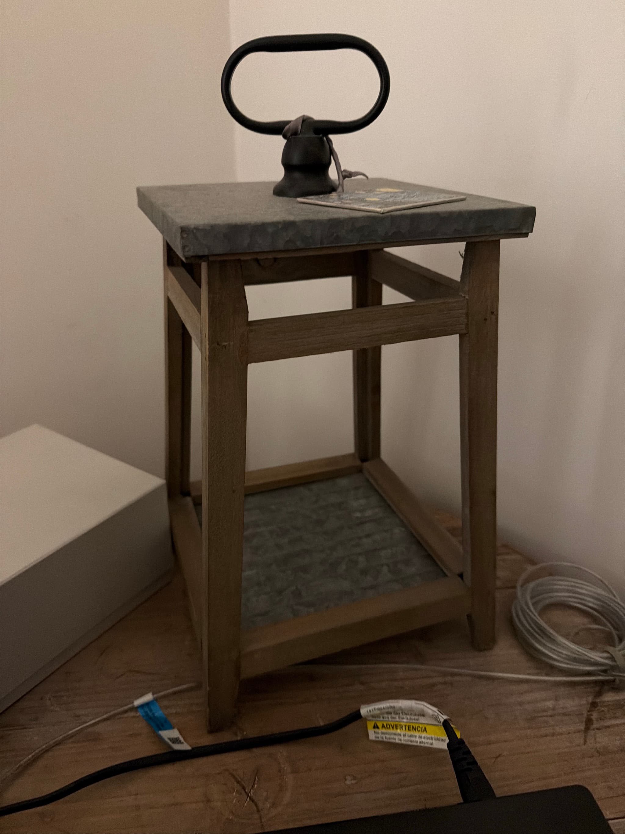 Mesa auxiliar de madera con tapa superior gris, foto 1