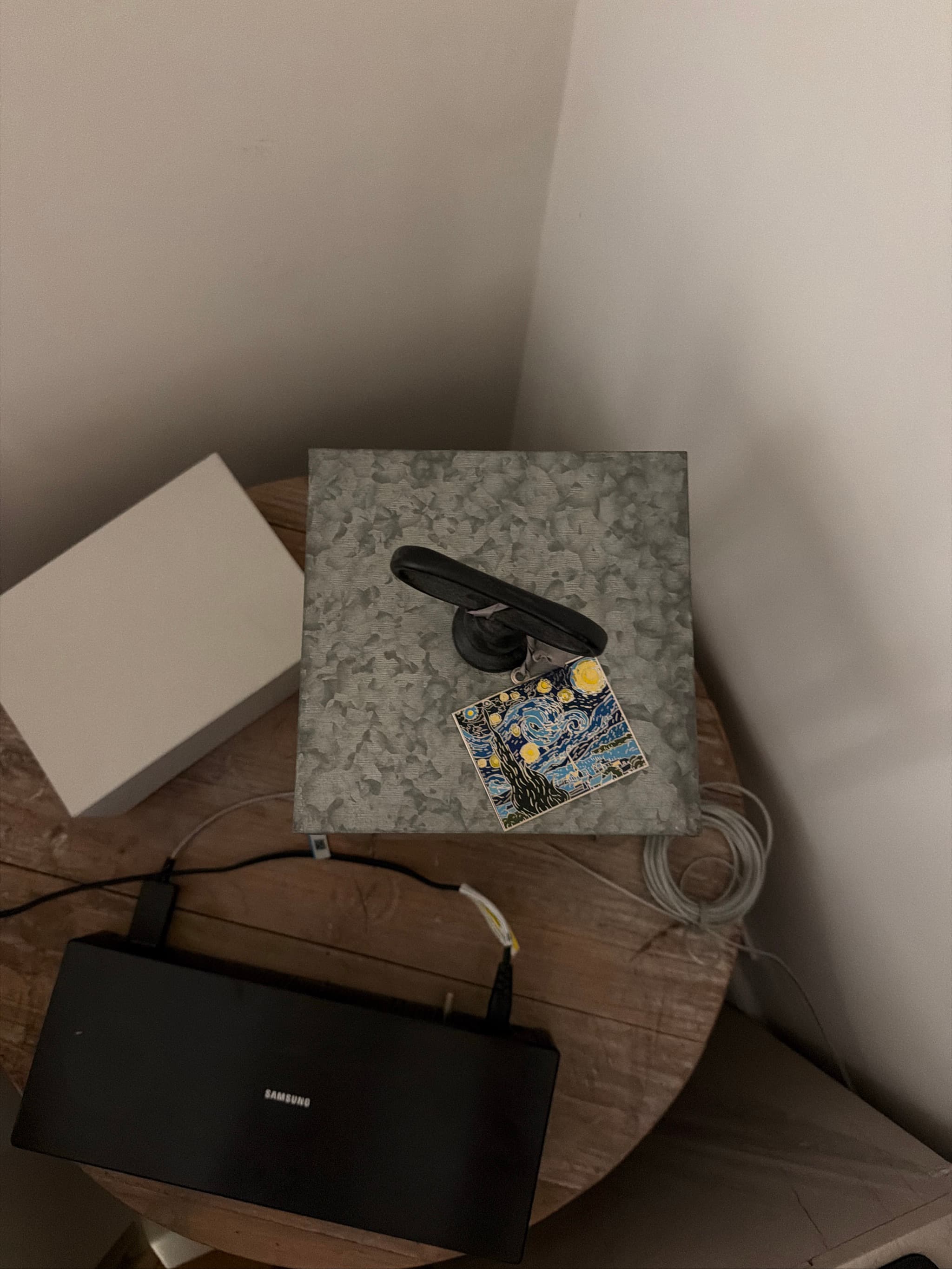 Mesa auxiliar de madera con tapa superior gris, foto 2