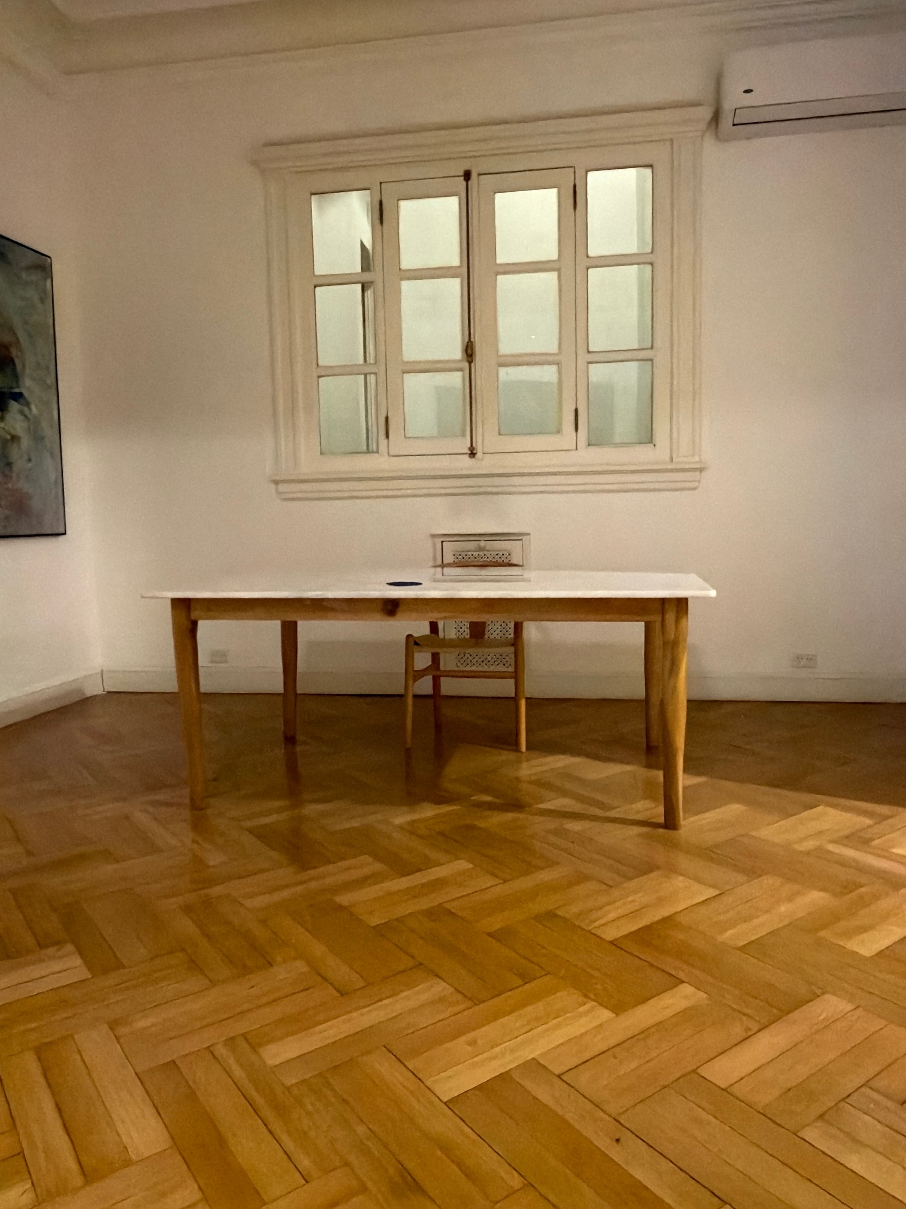 Mesa recta con tapa blanca y patas de madera, foto 1