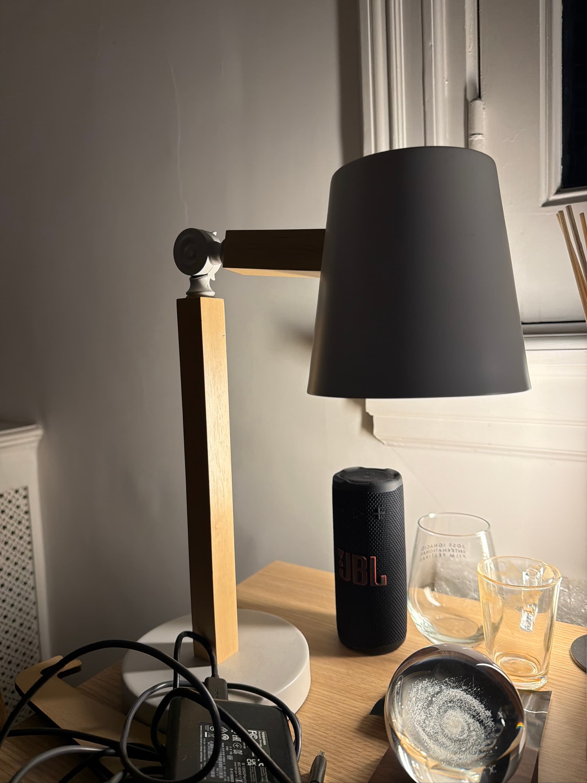 Lámpara de mesa con pantalla negra y base de madera, foto 1